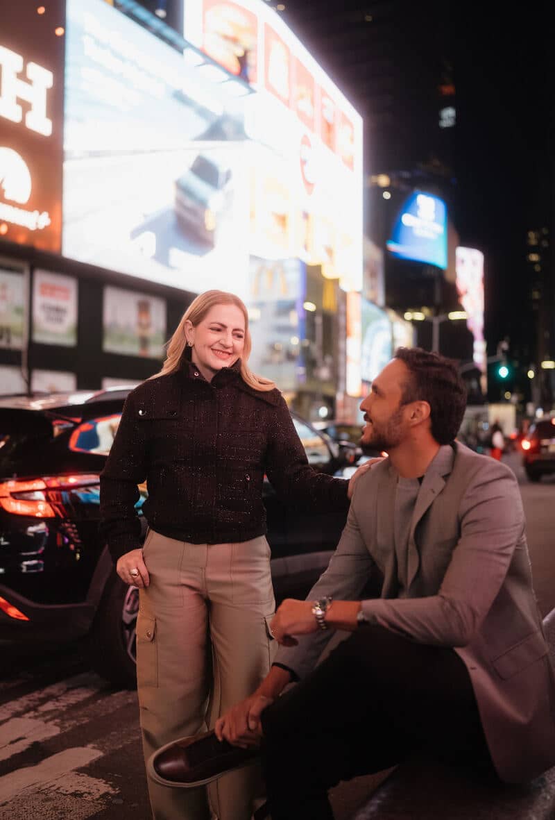 Paty e Fred de mãos dadas na cidade à noite