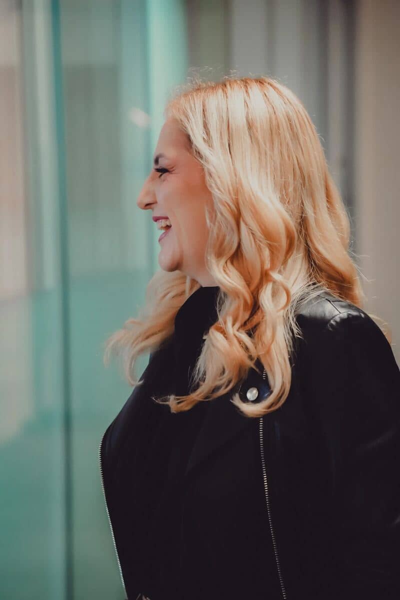 Paty Ivo sorrindo, de perfil