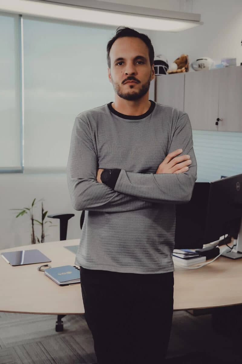 Fred Ivo de braços cruzados no escritório da 6P